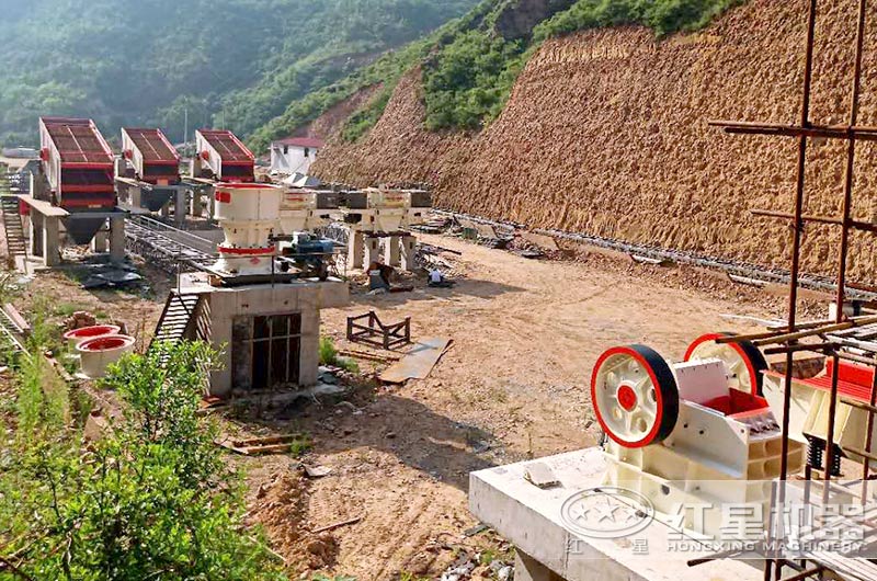 沙厂生产线安装安装中，石料粉碎设备有鄂破、圆锥破和制砂机